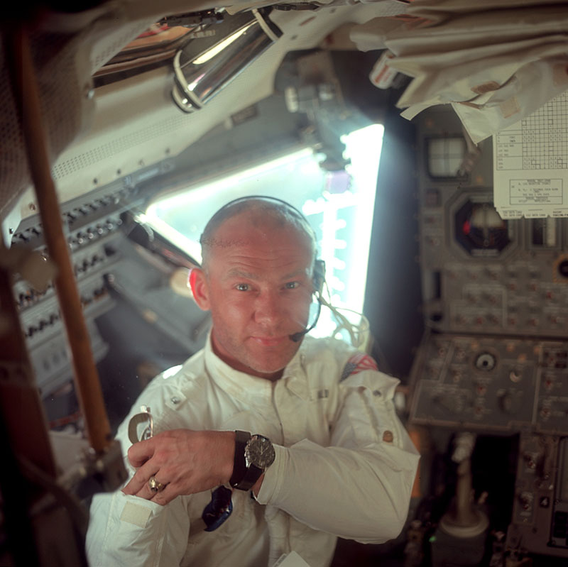 Buzz Aldrin z Omegą Speedmaster w trakcie misji Apollo 11 (źródło: Wikipedia).