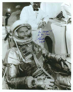 Astronauta Gordon Cooper z zegarkiem Bulova Accutron (źródło: NASA)