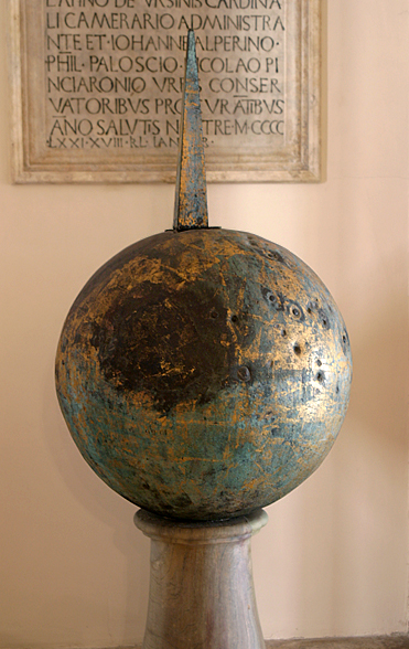 Wykonana z pozłacanego brązu kula wieńcząca szczyt obelisku (źródło: Muzea Watykańskie) 